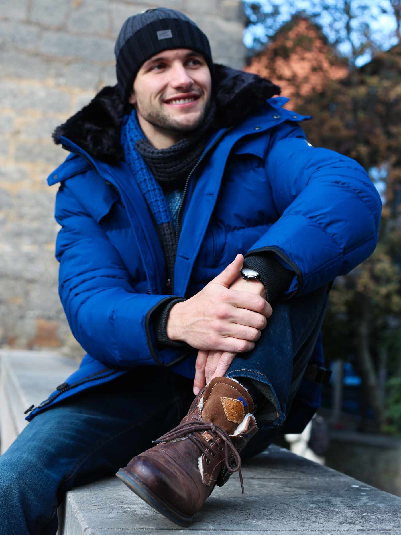 Mann sitzt mit der Wellensteyn Starstream auf einer Mauer.