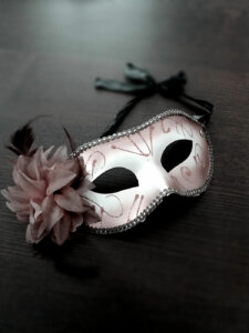 Maskenball-Maske mit Blume an der rechten Seite