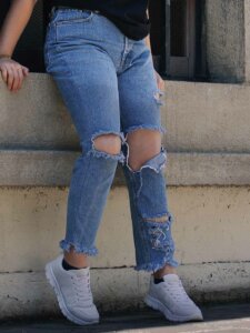 Frau in Ripped Jeans