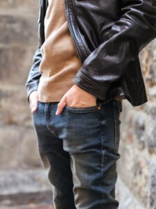 Detailbild eines Herrenlooks mit Fokus auf ausgewaschener Jeans