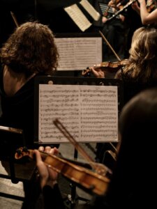 Blick auf die Noten einer Violinistin im Orchester