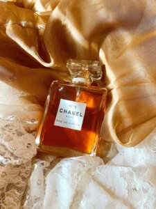 Parfum Chanel N° 5 drappiert auf einem Seidentuch