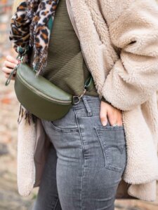 Detailbild eines Damenlooks, mit Fokus auf Accessoires