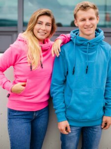 Frau und Mann mit Alife and Kickin Pullover