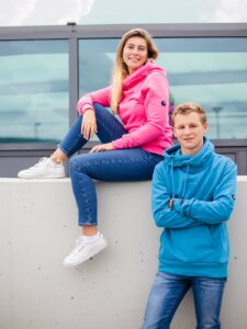 Frau und Mann mit Alife and Kickin Pullover