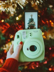 Sofortbildkamera mit einem Bild vom Weihnachtsbaum