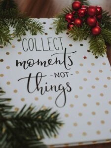 Buch mit der Aufschrift 'collect moments not things'
