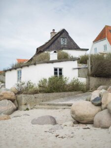 Häuserreihe am Strand