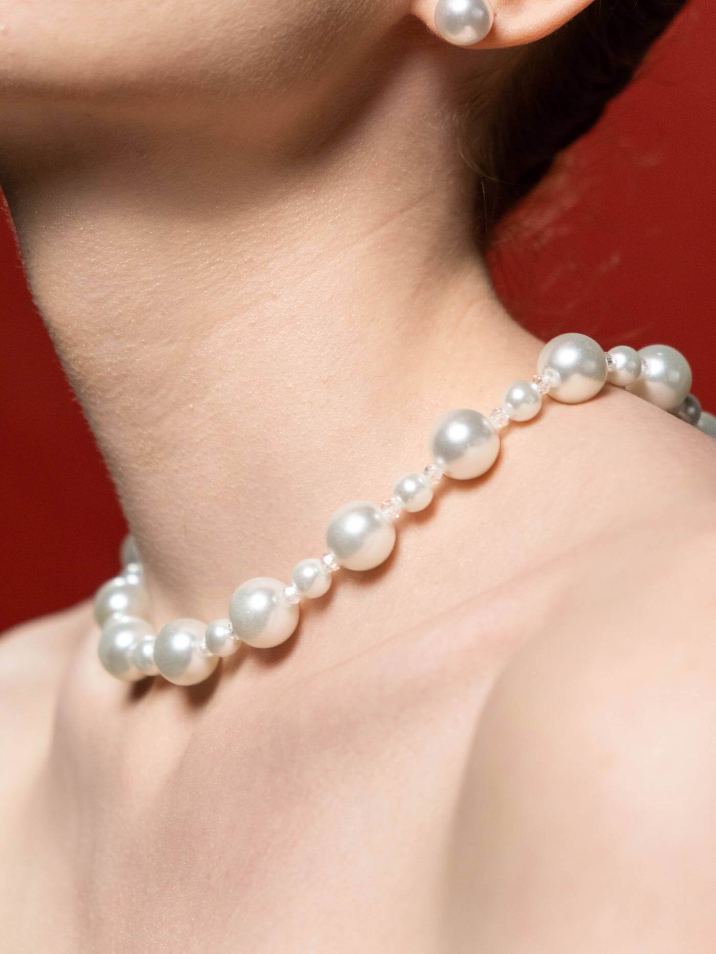 Perlenkette, die um den Hals einer Frau liegt