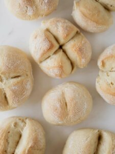 Helle Brötchen in unterschiedlichen Formen von oben