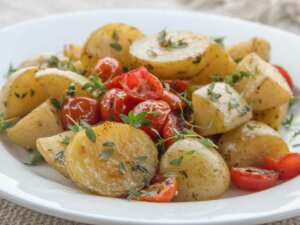 Bratkartoffeln mit Tomaten und Petersilie