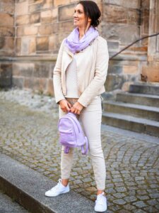 Junge Frau im beige-fliederfarbenen Outfit