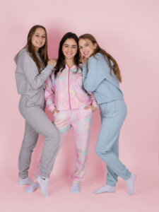 Drei Teenager gekleidet in pastellfarbener Loungewear