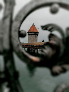 Verwinkelter Blick auf die Kapellbrücke in Luzern