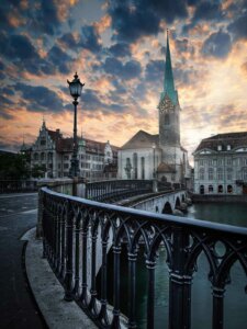 Wolkenbehangener Blick auf das Züricher Wahrzeichen