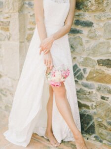 Braut mit geschlitztem Brautkleid, das Bein zeigt