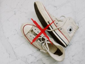 Converse Sneakers von oben, einer liegend, einer stehend