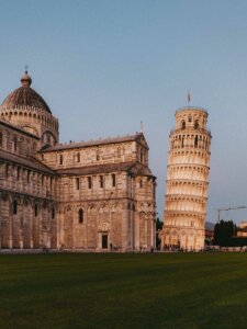 Blick vom Piazza dei Miracoli auf den schiefen Turm von Pisa