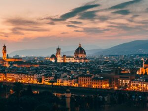 Blick bei Dämmerung auf die italienische Stadt Florenz