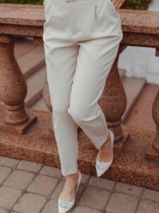 Detailbild einer cremefarbenen Damenhose