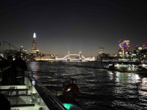 Blick vom Boot auf die Themse bei Nacht