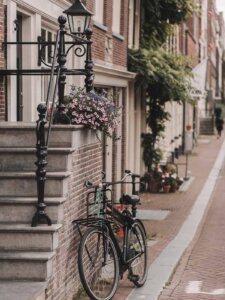 Fahrrad lehnt an einer Treppe in Amsterdams Straßen