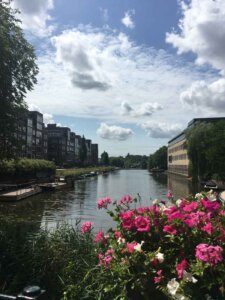 Blick auf eine Gracht in Amsterdam