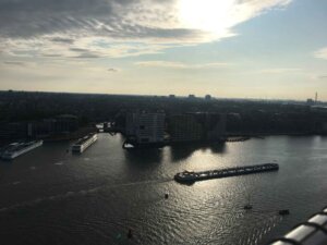 Blick vom A'DAM Tower auf den Hafen Amsterdams bei Sonnenuntergang