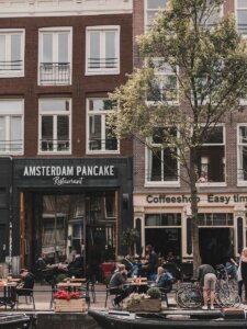 Restaurant an einer Gracht in Amsterdam