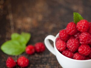 Himbeeren in einer weißen Tasse