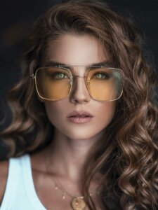 Portrait einer Frau mit großer Sonnenbrille