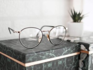 Brillengestell liegt präsent auf einer marmorierten Oberfläche