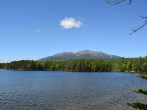 See, Wälder und ein schneebedeckter Berg im Baxter State Park, USA