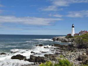 Der Leuchtturm Portland Head Light an einer Steinküste