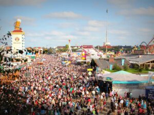 Blick auf den gefüllten Festplatz Theresienwiese in München