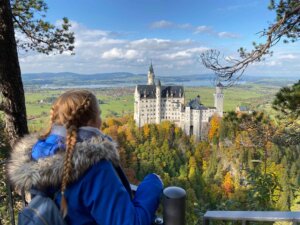 Frau schaut auf das Schloss Neuschwanstein