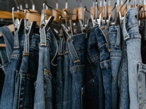 Jeans, die auf einem Bügel hängen