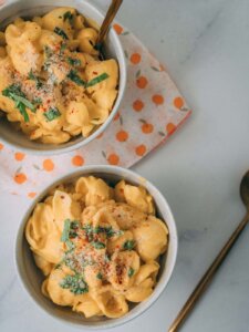 Vogelperspektive auf zwei gefüllte Schalen mit Mac'n'Cheese