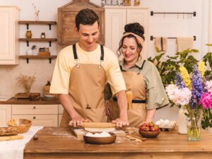 Frau schaut Mann beim Backen über die Schulter