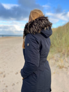 Die Wellensteyn Wolkenlos wird von einer Frau am Strand getragen