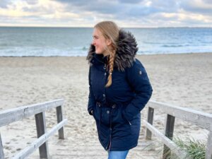 Ein Foto am Strand von einer Frau, die die Wellensteyn Wolkenlos trägt