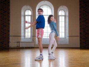 Ein Mann und eine Frau verkleidet im Stil der 80er Jahre