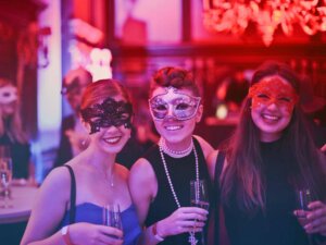 Drei Frauen, die eine Maske tragen