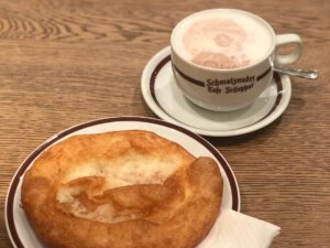 Kakao und Schmalnudel im Café Frischhut