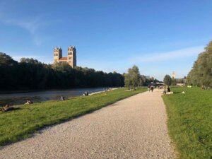 Ein Weg entlang der Isar in München