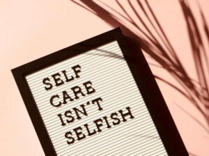 Eine Tafel auf der "Selfcare isn't selfish" steht