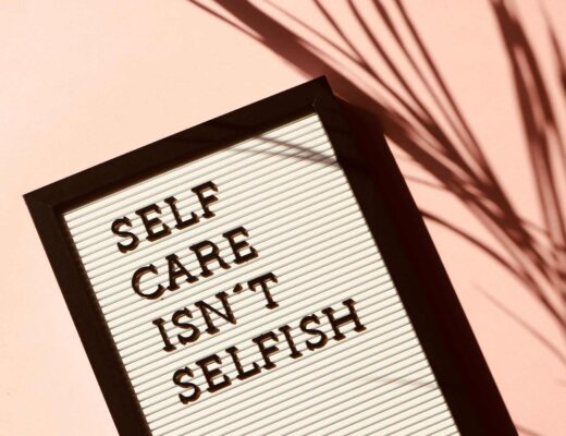 Eine Tafel auf der "Selfcare isn't selfish" steht