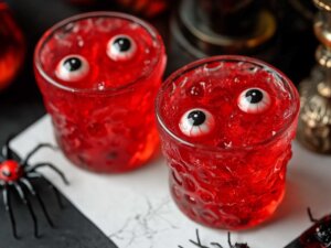 Gläser mit roter Flüssigkeit gefüllt, auf der die blutigen Augäpfel schwimmen