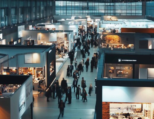 Menschen auf einer Messe