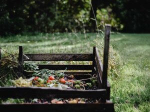 Ein Komposthaufen im Garten
